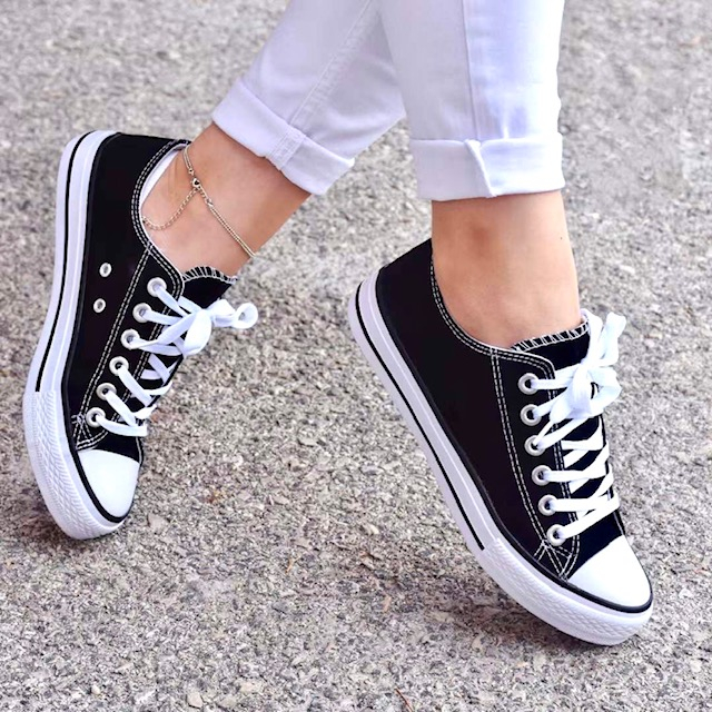 Fekete-fehér tornacipő
